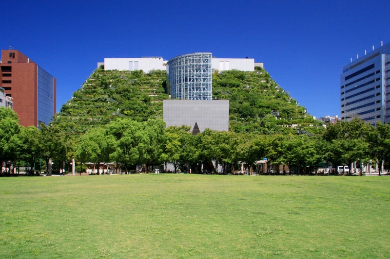 アクロス福岡のステップガーデン（屋上緑化）と天神中央公園